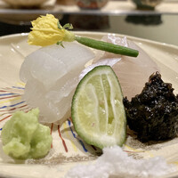 日本料理 晴山 - お造り
                    ポン酢・醤油・山葵・非加熱の海苔を使いながらお刺身をいただきます。
                    
                    福井県敦賀のマコガレイは脂がのっています。
                    2日寝かせたアオリイカは程よい弾力と身の甘みが際立ちます。