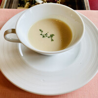 Un Son Benir - ASSO-アッソ-
                      •本日のスープ
                      新玉ねぎのポタージュ