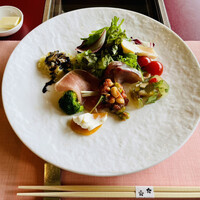 Un Son Benir - ASSO-アッソ-
                    •前菜7種
                    浅利とクスクス・鶏ハム
                    生ハム・ミックスビーンズのトマト煮・ヒラマサのカルパッチョ・鮑のゼリー寄せ
                    ドライマンゴーとチーズ