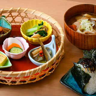 Lunch is also fulfilling! A variety of menus including handmade rice balls and obanzai