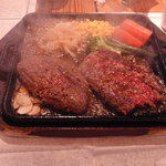 寛屋 - 牛肉１００％なので、ミディアムかレアくらいが美味しいです。