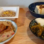 とちぎや - サイドを固めるあれやこれや。白ご飯進む進む。