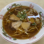 Marutake Chuuka Sobaten - 全てにおいて過去1番おいしくないラーメン。タバコの煙を吸いながら食べました。２度と行きたくない。