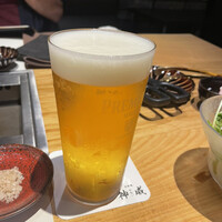 北新地 神威 - 生中　モルツ！　880円。