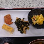 Guran Kafe - おかずの皿
                      鶏南蛮、玉子焼き、菜っ葉の煮物、
                      かぼちゃの煮物のマヨネーズ和え