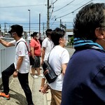 オランダ軒 - 暑い中待つ男ども。結構地獄