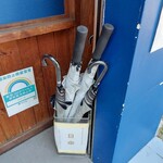 手打式超多加水麺 ののくら - 日傘を7本用意。お店の前は陽射しがキツイので、ありがたい配慮