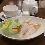 ブックス&カフェ - ランチセット(サラダ、ホットサンド、紅茶)