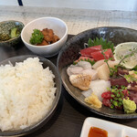 マルカツ - ¥1,000のお刺身定食　生しらす、カツオ、真鯛、平貝、アオリイカ、そしておまけの鯨とマグロの赤身とトロ