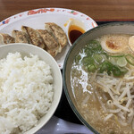 ゆにろーず - ニンタマ醤油ラーメン+餃子+ライス