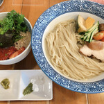 らーめん森や。 - トマトとハーブのつけ麺
      やまつ辻田さんの実生柚子と国産たかのつめで作られた柚子胡椒と朝倉粉山椒