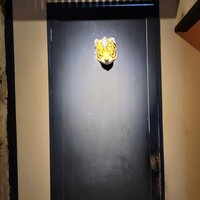 富小路 やま岸 - 客室へのアプローチ、行き止まりに虎の面
