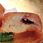 日本料理　百屋 - 山芋とホタルイカの素揚げの断面