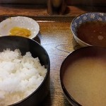 天ぷら しんどう - ごはんと味噌汁以外はあらかじめセットされている
