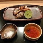日本料理　百屋 - あまごの塩焼きと骨せんべい