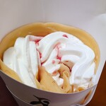 Cafe Wagtail - ストロベリーソースのクリームハーフ350円トッピングバナナ、店長さんのミスでクリーム量がレギュラーになりました(;'∀')