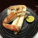 西村屋　本館 - 活けかにの炭火焼　脚　香ばしくてウマイ!