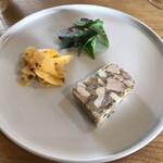 フェルミエ - 土佐ジロー親鶏とフォアグラのゼリー寄せ、コリンキーとサラダ