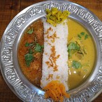 スパイスハット - 左　マスタードポークカレー　　右　レモンチキンカレー