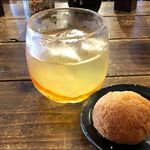 Okinawa Soba Yuntaku - 食後のシークワーサーとサーターギー