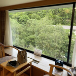 層雲峡観光ホテル - 部屋の大きな窓からは峡谷の緑が！