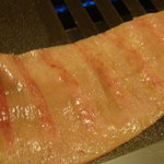 やきにく なり田屋 - 塩タン　少し炙って・・・