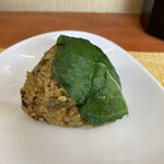 麺や 福々三座 - チャーハンおにぎり（カレー味）