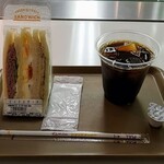 Q's cafe - ミックスサンドイッチとアイスコーヒー