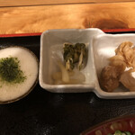 なごみ - 小鉢3皿: 右はマグロとホタテの紐かな？
