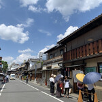 Gion Tokuya - お店の前に置かれた客用日傘をさし並ぶ方も…ワタシもお借りしました^_^