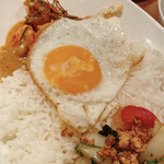 タイ料理レストランThaChang - 左:エビのココナッツ炒め…右:ガパオご飯目玉焼き