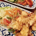 タイ料理レストランThaChang - 青パパイヤのサラダとタイ式焼き鳥  合盛り(*^▽^)