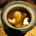 yokoyama - かつお出汁をベースにした佛跳牆（福建料理の伝統的な高級スープ）  サマートリュフ アワビ フカヒレ 原木椎茸　キクラゲ