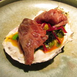 yokoyama - 減圧調理した牡蠣 コンソメでしゃぶしゃぶした黒毛和牛  焼き茄子 万願寺唐辛子  キャビア 卵黄のソース
