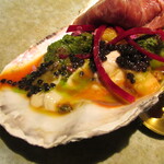 yokoyama - 減圧調理した牡蠣 コンソメでしゃぶしゃぶした黒毛和牛  焼き茄子 万願寺唐辛子  キャビア 卵黄のソース