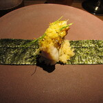 yokoyama - 減圧調理で昆布出汁を浸透させた甘鯛のうろこ揚げ  唐墨　チマキ 海苔 ミモレット 赤酢のシャリ