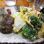 酒房　三日月食堂 - 日替わり定食（¥600）のメイン拡大（ハンバーグとブロッコリーと野菜のかき揚げ）