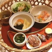 花ごよみ  東京 - 籠膳3500円。
                送別される方へのご挨拶を兼ねたランチに同席、個室にて。
                刺身が生ダコとスモークサーモンだったのは意外だったけど、他はいたって普通。
                ビュッフェランチ1500円はお得感ありますね。