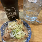 立飲み たきおか - 白ホッピー (410円) 煮込み (160円)