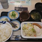 松屋 - ソーセージエッグ定食 ライス特盛\カレー\冷奴