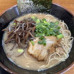 博多長浜らーめん ぼたん - ラーメン (750円) アングルを変えて