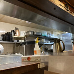 牛かつもと村 - 厨房。