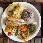 カフェコトゴト - チキンにタラコとポテトのキッシュなど満載