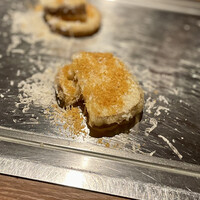 くずし鉄板 あばぐら 神田店 - 蓮根の天麩羅（パルミジャーノチーズとだし塩からすみパウダー）