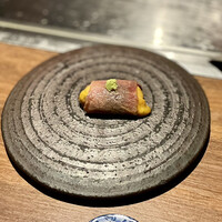 くずし鉄板 あばぐら 神田店 - 黒毛和牛の紫雲丹巻き