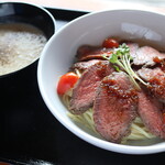 麺飯食堂 三羽鴉 - 料理写真:夏恒例！ローストビーフのっけ！冷やしオニオンスープつけ麺（期間・数量限定）