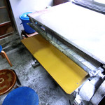 讃岐うどん がもう - 古い製麺機横の席