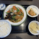 満州園 - 豚肉きくらげ玉子定食957円　サラダバーから取ってきたのは人参と大根の甘酢漬けと胡瓜と鶏肉のピリ辛和え◎