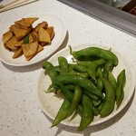 海底撈火鍋 - 店員が運んでくれた、大根の漬物、枝豆