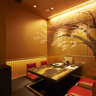 金桜の間【春】
      
      日本の代名詞" 桜"が満開に咲き誇る4月をイメージしたお部屋。